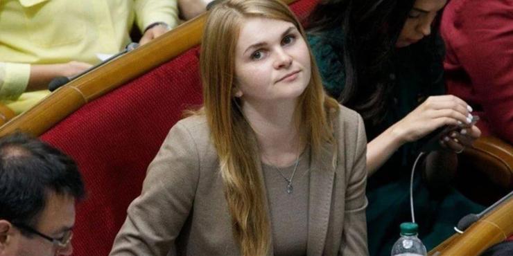 Нардепка від “слуг” Колісник, яка заявляла, що хоче “звалити” з України, складає мандат