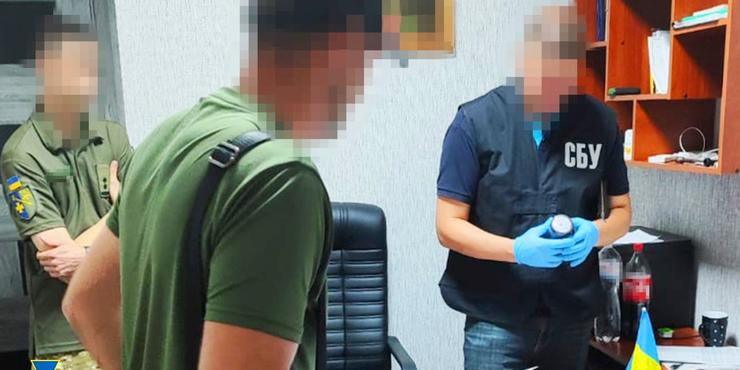На Полтавщині військкома затримали на хабарі: допомагав “відкосити” від служби