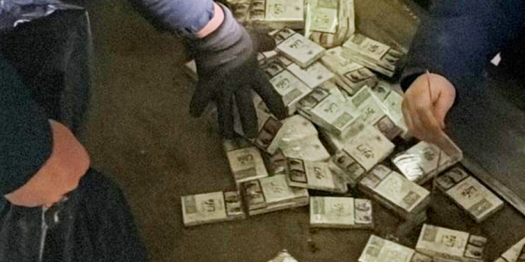 БЕБ завершило розслідування про незаконний вивіз за кордон понад тисячі пачок сигарет, які сховали у причепі