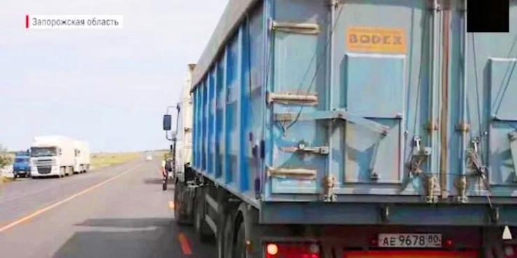 У Мелітополі побачили каравани самоскидів з українським зерном, яке вивозять в РФ