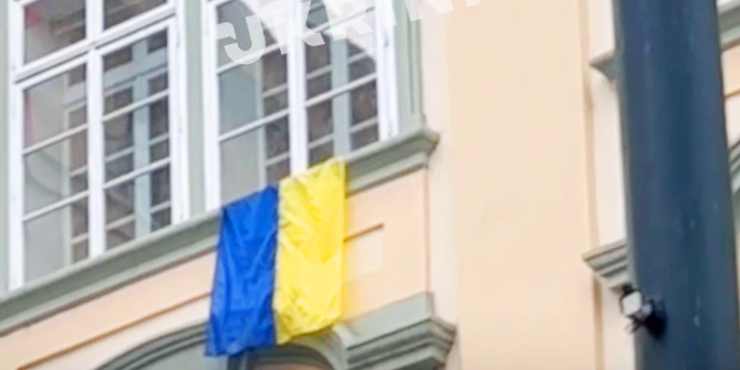 У Чехії на фасаді парламенту місцева опозиція вивісила українські стяги