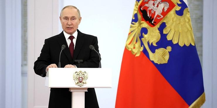 У Зеленського "інавгурацію" Путіна назвали коронацією: повноцінна диктатура "табірного пахана"