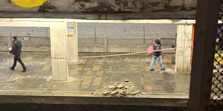 У Києві на двох станціях метро частково обвалилася стеля: що відомо про причини