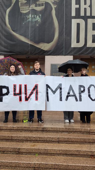 У Києві протест проти підвищені тарифи на проїзд біля КМДА ледь не зірвали молодики з нацистською символікою (ФОТО)