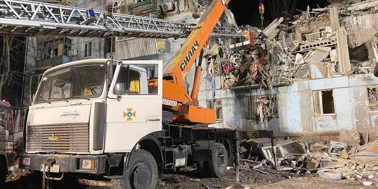 У Запоріжжі розбирають завали зруйнованого будинку, вилучили тіла ще двох загиблих