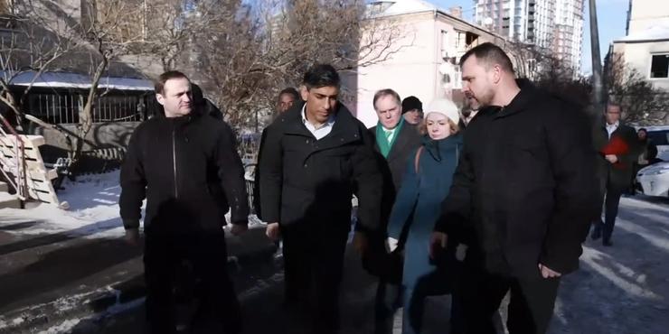Сунак побував біля пошкодженої обстрілом РФ багатоповерхівки у Києві та виступив у Раді