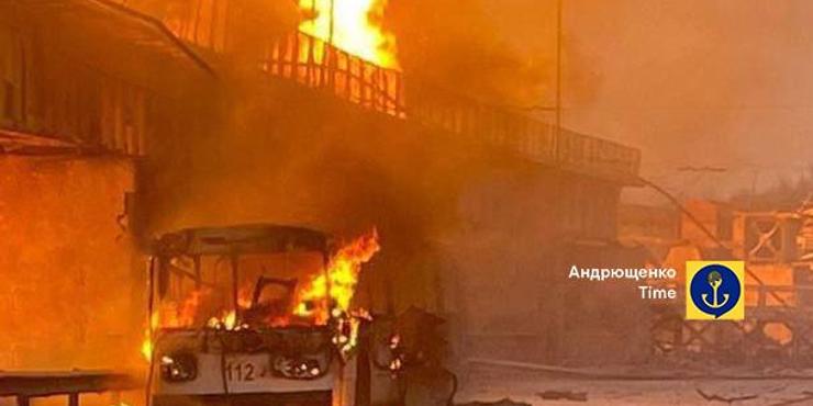 Армія РФ атакувала ДніпроГЕС у Запоріжжі: є влучання у тролейбус, у мережі показали наслідки