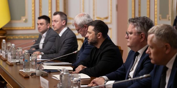Зеленський дав Лукашенку тиждень на відведення техніки від кордону: "Інакше це зробимо ми"