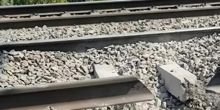 У Ленобласті РФ партизани підірвали колію, потяг з військовим вантажем зійшов з рейок, — ЗМІ