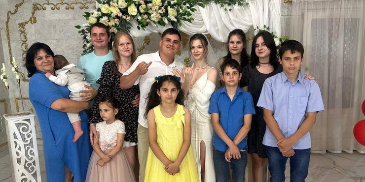 Багатодітна родина Воронових із Радушного, членів якої вбила РФ Багатодітна родина Воронових із Радушного, членів якої вбила РФ