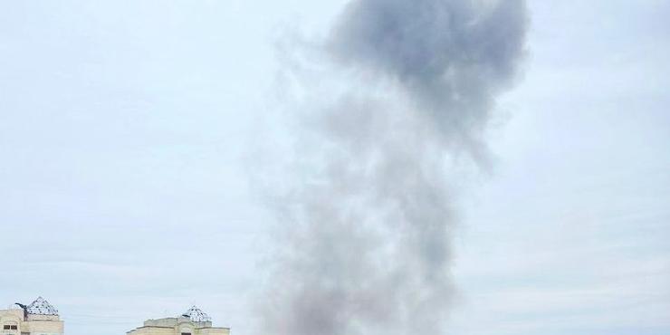 У Бєлгороді зранку неспокійно: вибухи, сирена, горять автомобілі
