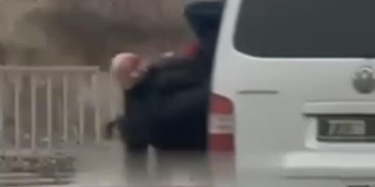 У мережі шириться відео, де чоловік вистрибує з автомобіля ТЦК із закривавленою головою: реакція військкомату