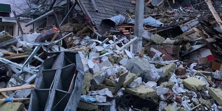 На Харківщині з-під завалів обстріляного росіянами готелю дістали тіло двомісячного хлопчика
