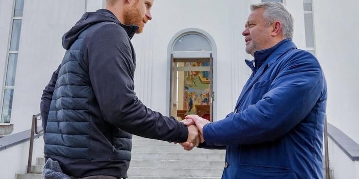 Принц Гаррі в Бучі відвідав місце масового захоронення людей, яких вбили росіяни у 2022 році