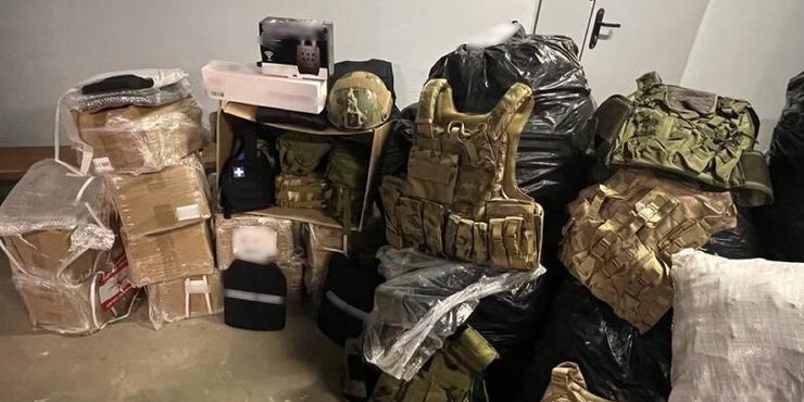 ЗСУ передали бронежилети і медикаменти на 2 млн грн: ділки завезли їх як гуманітарку і намагались продати