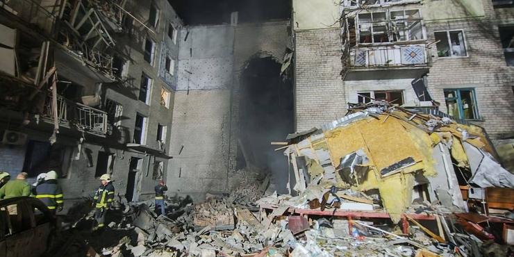 У Миколаєві ракета РФ зруйнувала п‘ятиповерхівку: є загиблі і поранені