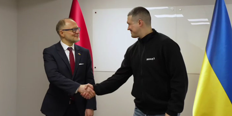 Латвія почала передавати Україні партії бойових бронемашин: Федоров розповів про деталі оборонної співпраці
