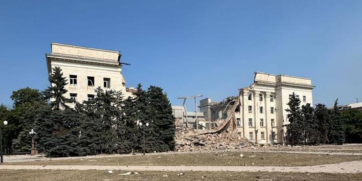 Армія РФ знищила будівлю Херсонської ОДА: кадри з місця