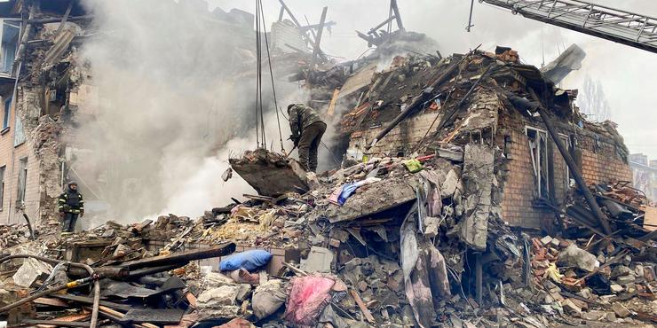 Внаслідок обстрілу РФ під завалами будинку на Донеччині загинула людина