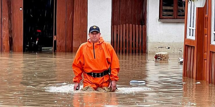 Повінь на Прикарпатті: садиби і дороги затопило у п'яти районах, триває евакуація
