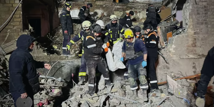 У Кривому Розі з-під завалів після ракетного удару РФ витягли тіла трьох дітей: наймолодшому ще не було й року