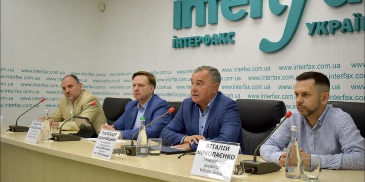 "Нам буде важко встановити сонячну станцію. Робота може зупинитися": представники компаній "зеленої енергетики" про брак кадрів