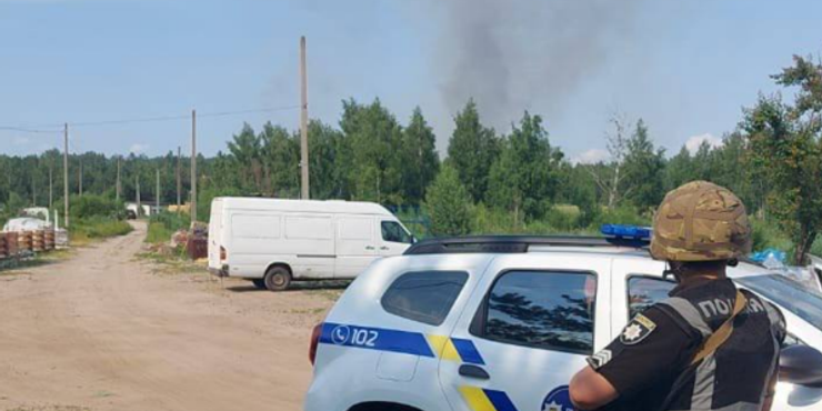 У лісах Київщини через обстріл зайнялася пожежа і почали вибухати боєприпаси