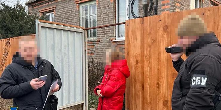 На Донеччині викрили зрадницю, яка коригувала удари РФ та працювала через “звʼязкового” з УПЦ МП