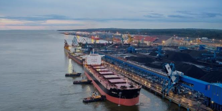 Порт Усть-Луга відновив відвантаження російської нафти після українських атак, - Bloomberg
