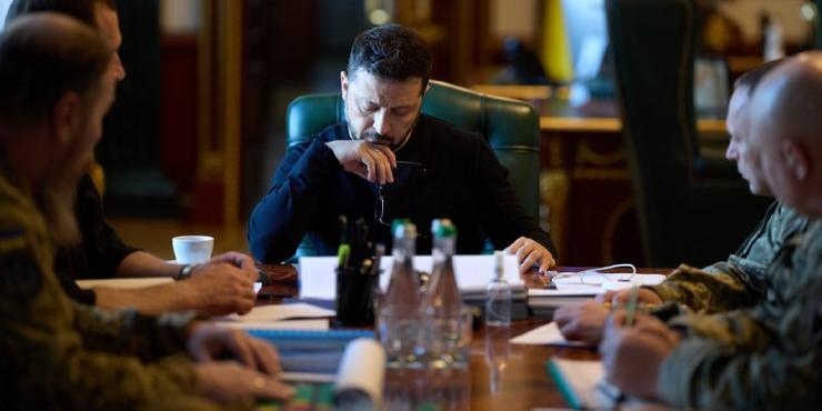 Зеленський заявив про підготовку нових рішень щодо кадрових перестановок у війську Володимир Зеленський на нараді з військовим керівництвом