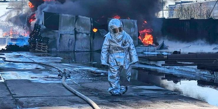 Тушать навіть спецпотяги: в російському Омську спалахнула пожежа на підприємстві з нафтопродуктами