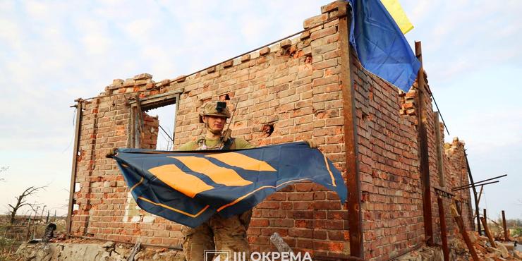 Українські захисники підняли державний прапор над звільненою Андріївкою