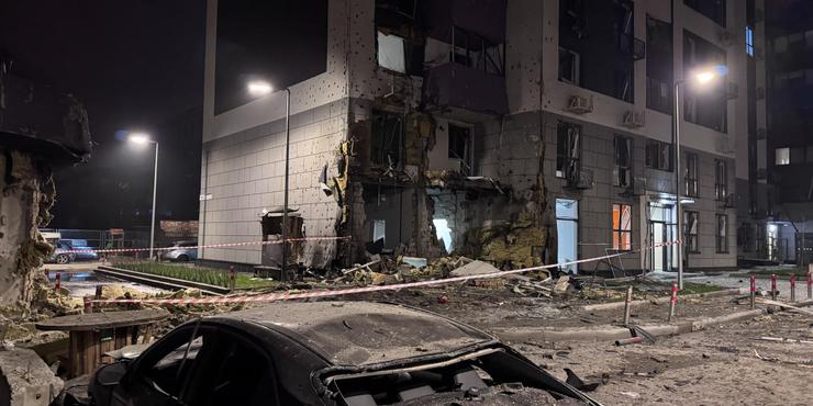 Російська атака на Київ і Київщину: двоє загиблих, влучання у багатоповерхівки, масштабні знеструмлення