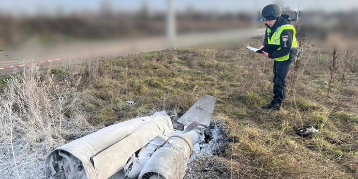 Поліцейські виявили уламки російських ракет у кількох районах Київщини: ДСНС ліквідовують наслідки