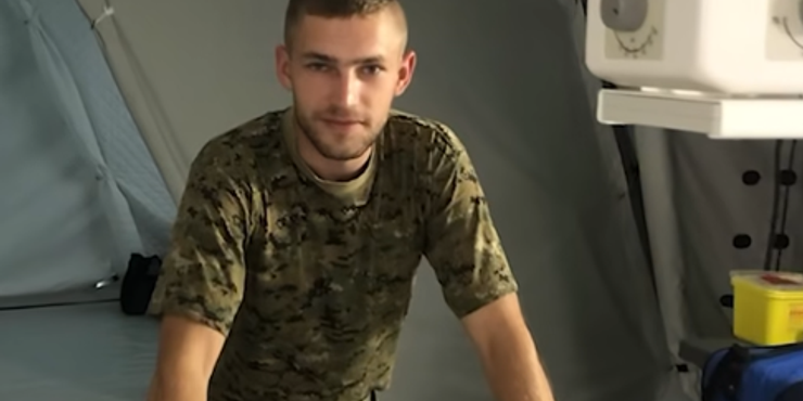 "Щоб хлопцям менше боліло – включаємо мультики": фельдшер-прикордонник розповів, як рятують життя бійців на передовій