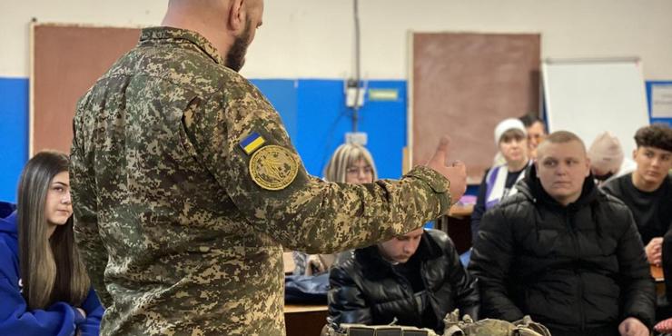 Основи національного спротиву: що насправді вивчатимуть школярі для захисту України