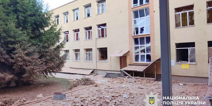Обстріл школи у Сумах Обстріл школи у Сумах
