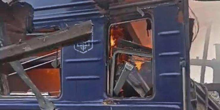 Росіяни завдали прицільного удару по двом пасажирським потягам. Один з них слідував у Київ: 30 людей постраждали