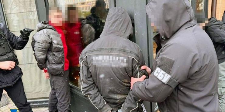На Волині викрили злочинну банду, яка “вибивала” гроші у пораненого бійця ЗСУ