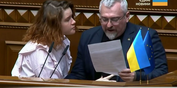 Безугла напала на Федієнка в Раді і намагалася відібрати текст його виступу