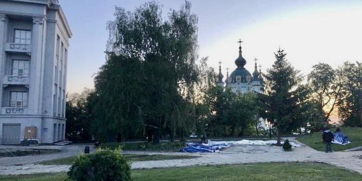 У Києві знесли незаконний храм-МАФ УПЦ, який розташований біля Десятинної церкви
