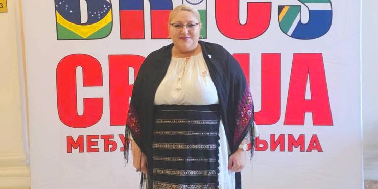 Румунська депутатка пообіцяла “переламати ноги” Зеленському, якщо він спробує виступити у парламенті її країни
