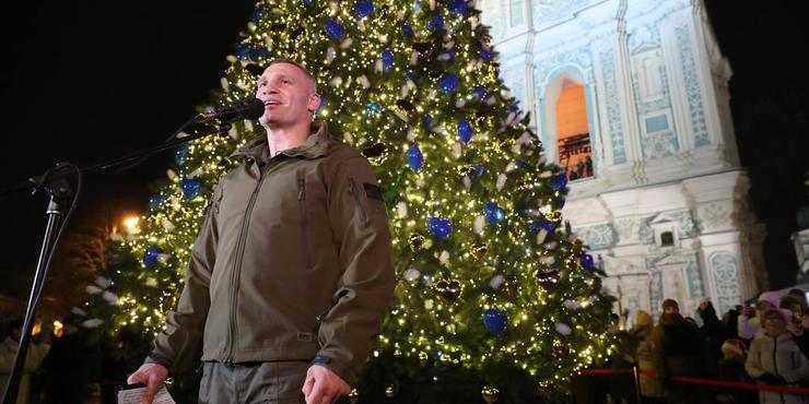 У Києві відкрили головну ялинку країни: цьогоріч вона присвячена захисникам України