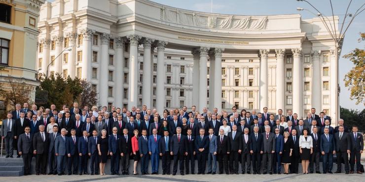 Кадровий голод чи спланована акція: чому у ключових країнах світу роками немає послів України