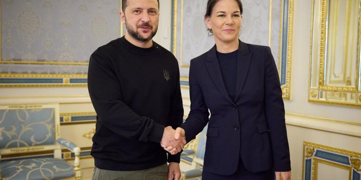 Бербок анонсувала пакет на закупівлю зброї для України від ЄС: його вартість може наближатись до 700 млрд євро