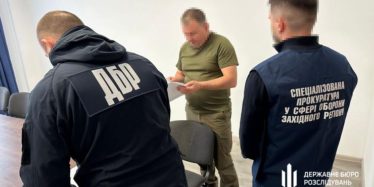 На Рівненщині затримали обласного і районного воєнкомів, які били підлеглого і знімали це на відео