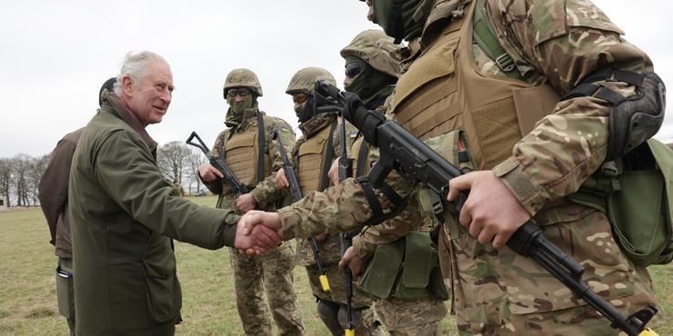 Король Чарльз ІІІ особисто відвідав військовий вишкіл українських бійців у Великій Британії