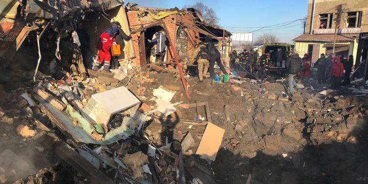 Росія завдала ракетного дару по селищу на Харківщині: є постраждалі, дві жінки загинули