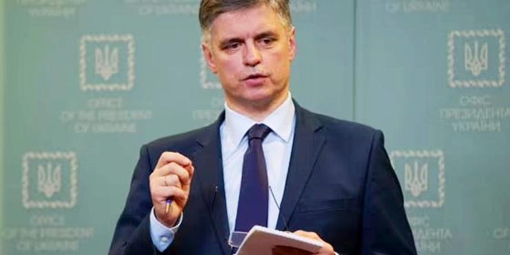 Зеленський звільнив посла у Британії, який розкритикував його “нездоровий сарказм” щодо Воллеса