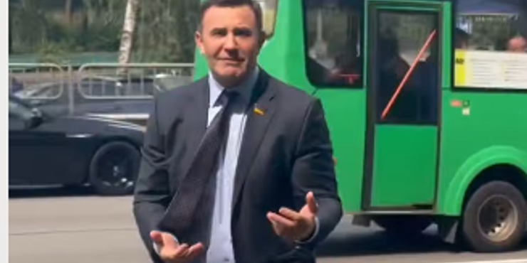 У Києві ветеран "Азовсталі" закидав помідорами нардепа Тищенка біля будівлі суду